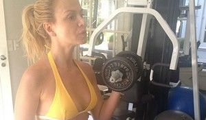 Eliana mostra barriga sarada 