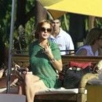 Lindsay Lohan aproveita praia em Florianópolis 