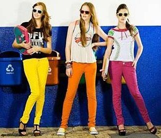 Roupas coloridas e divertidas sempre fazem parte do guarda-roupa de quem é do signo de gêmeos.