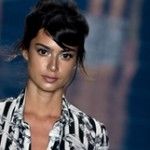 Thaila Ayla aparece com novo visual em desfile no Fashion Rio