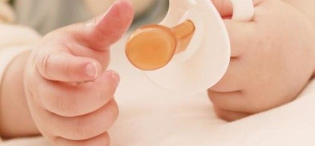 Pesquisa polêmica defende que pais limpem chupeta de bebê na sua própria boca