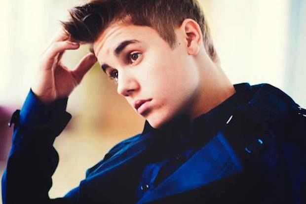justin-bieber-cospe-na-cara-de-dj