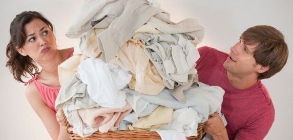 Lavar roupa provoca discussões entre casais, de acordo com pesquisa.