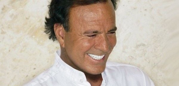 Julio Iglesias, aos 70 anos é um grande sedutor.