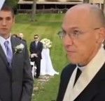 Padre fica nervoso durante casamento por causa de fotógrafos