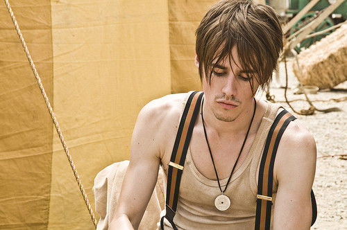 reeve-carney-estrela-na-serie-penny-dreadful