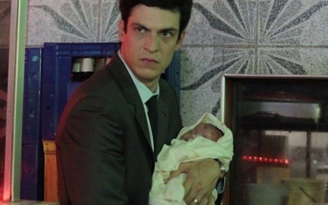 amor-a-vida-cesar-descobre-que-felix-jogou-paulinha-no-lixo