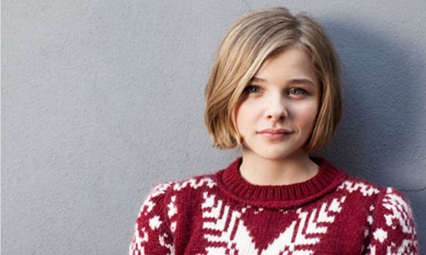 chloe-moretz-pede-oracao-para-sua-mae