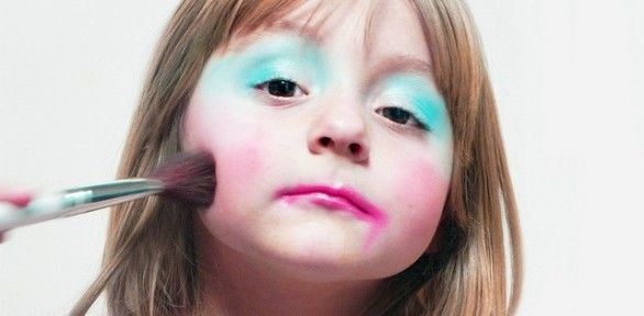 Infância: quando liberar a maquiagem para a menina?