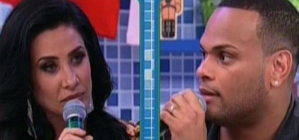 Programa da Record reúne o casal Scheila Carvalho e Tony Salles.