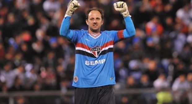 rogerio-ceni-e-aplaudido-por-torcida-rival