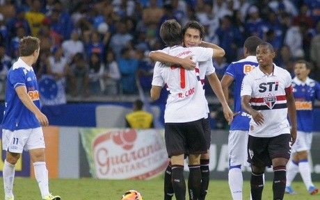 São Paulo bate o líder Cruzeiro e se mantém fora da zona do rebaixamento