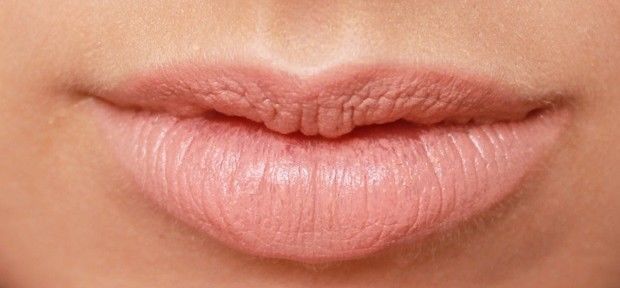 Batom rosa pálido traz a cor natural para a boca