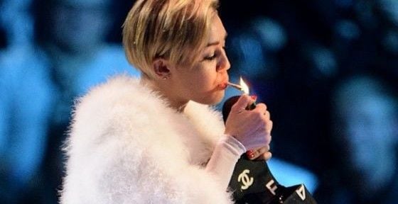 Miley Cyrus é investigada por Governo da Holanda sobre maconha no EMA