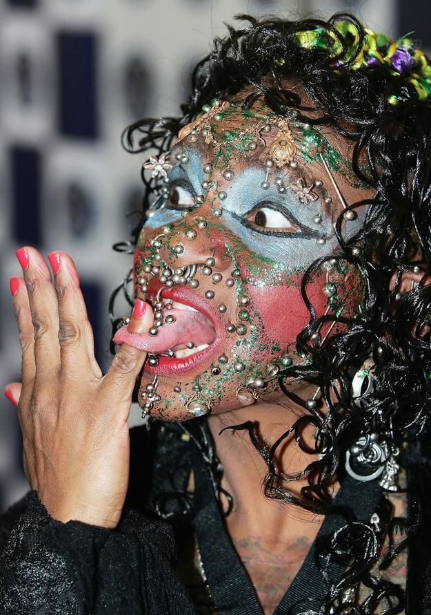 mulher-com-maior-numero-de-piercings