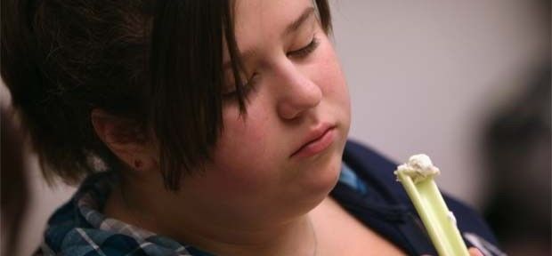 Obesidade infantil provoca puberdade precoce nas meninas, diz estudo