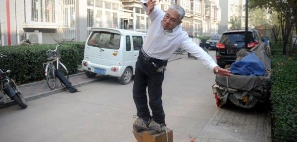 Chinês curou dor nas costas ao usar sapatos de ferro com mais de 400 kg