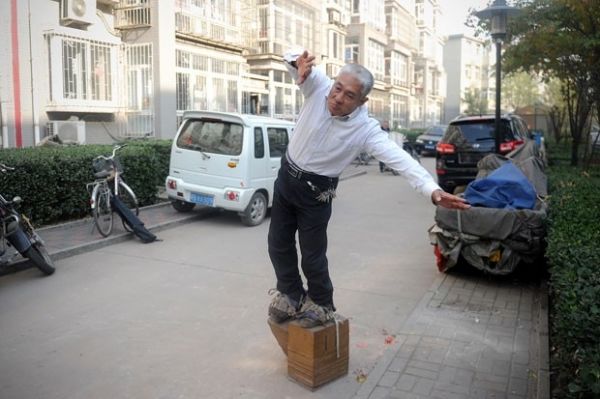 chines-curou-dor-usando-sapato-de-400-kg