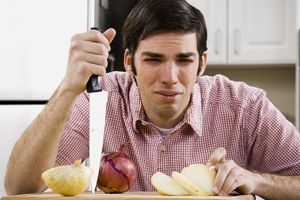 Aprenda como cortar cebola sem chorar