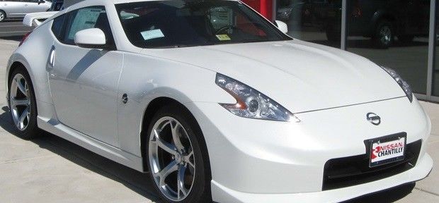 Americano coloca seus testículos à venda para comprar um novo Nissan 370z