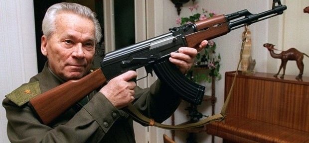 Mikhail Kalashnikov, o inventor do fuzil Ak-47, morre na Rússia