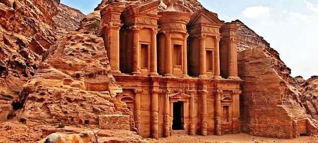 Petra, na Jordânia, um dos mais lindos sítios arqueológicos no mundo