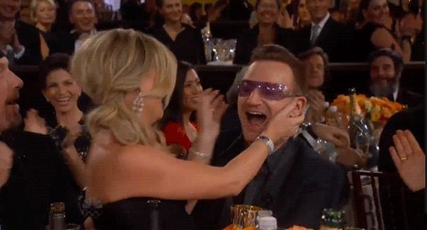 amy-poehler-agarrou-bono-vox-globo-de-ouro