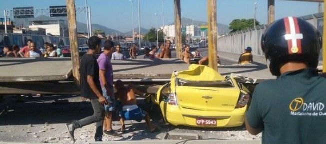 Caminhão derruba passarela na Linha Amarela, Rio de Janeiro