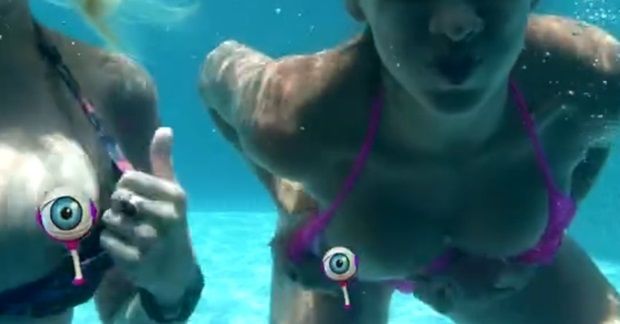 clara-mostram-o-seios-para-as-cameras-bbb