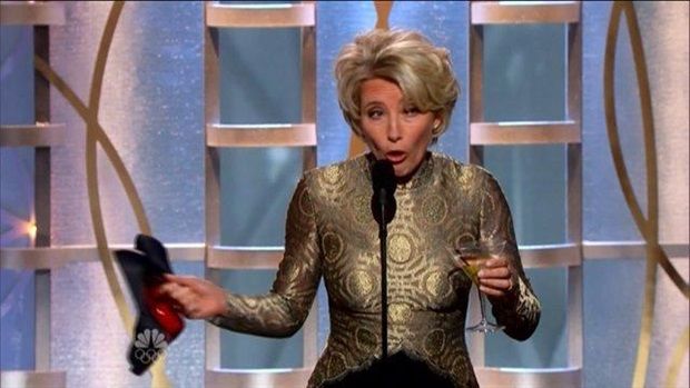 emma-thompson-martini-e-sem-sapatos-globo-de-ouro