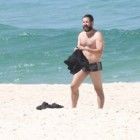 Murilo Benício (sem barba) aproveita as férias para surfar na Barra da Tijuca