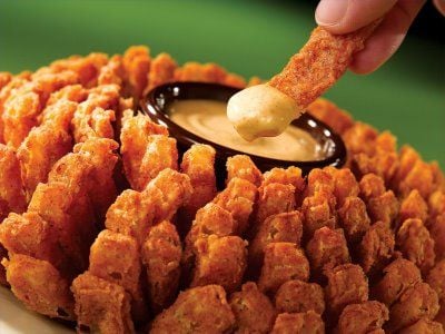 Cebola do Outback perfeita: use esse molde para cortar a "Bloomin' Onion"