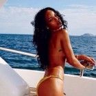 Rihanna no Brasil: cantora posta foto de topless no Instagram