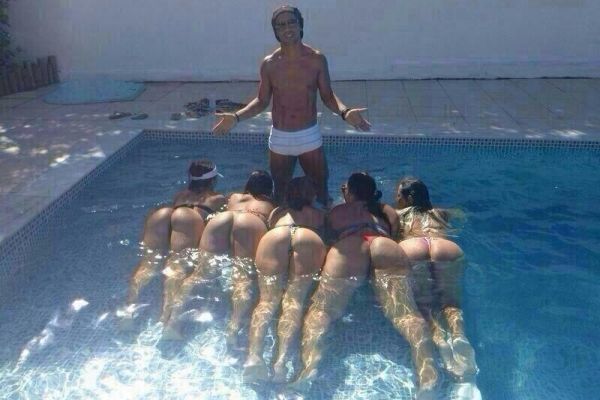 ronaldinho-gaucho-foto-com-mulheres-de-fio-dental