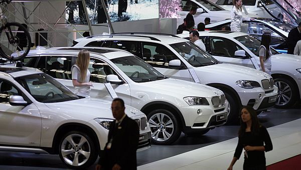 SAO PAULO/SP - 26/10/2010 - SALAO / INTERNACIONAL / AUTOMOVEL - ECONOMIA/OE - Estande da montadora BMW somente com veiculos da cor branca no 26 Salao Internacional do Automovel no Pavilhao de Exposicoes do Anhembi que abre ao publico amanha.