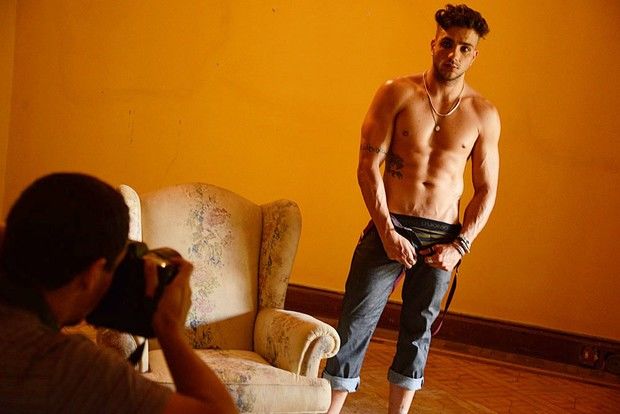 ex-bbb-junior-posa-para-paparazzo