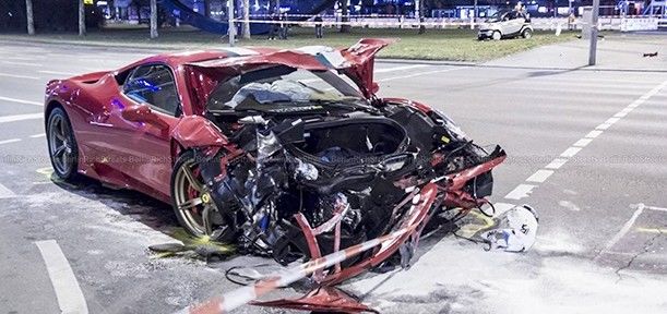 Acidente: Ferrari 458 Speciale fica destruída ao bater em Smart Fortwo