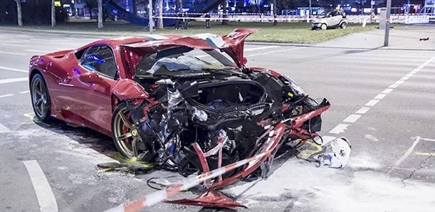 ferrari-bate-em-smart-e-fica-destruido