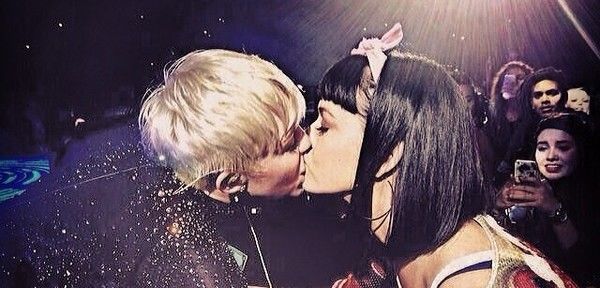 Katy Perry prestigia show de Miley Cyrus e à beija na boca; Flaming Lips faz participação