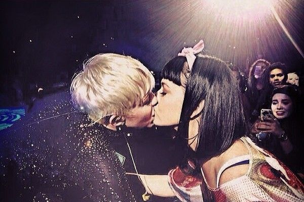 miley-cyrus-e-katy-perry-se-beijam