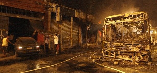 14 ônibus queimados no Rio de Janeiro; Em 2 meses, nº é maior que últimos 3 anos