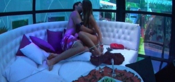  'Capsula do Prazer' no jardim da casa do BBB14 rende 1º beijo entre Angela e Marcelo