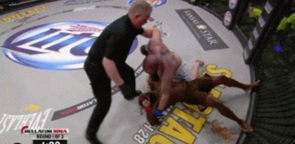 arbitro-demora-interromper-luta-mma