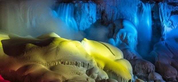Congeladas, as Cataratas do Niágara ficam incríveis à noite com 'show de luzes coloridas'