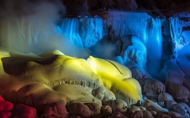 cataratas-niagaras-congeladas-luzes-a-noite