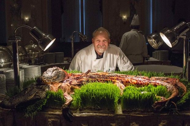 chef-serve-jantar-exotico-com-jacare-escorpiao-tarantula