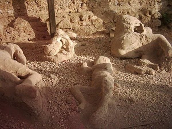 corpos-achados-em-pompeia-italia