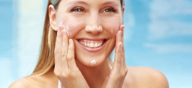 Dicas de beleza: use produtos leves para evitar a pele oleosa comum do Verão