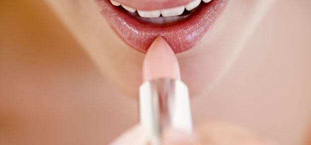 Evitar batom 24 horas e usar hidratante labial mantém a boca sempre linda; Confira dicas
