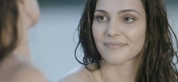 Novela 'Em Família': Marina (Tainá Müller) e Clara (Giovanna Antonelli) fazem topless na praia